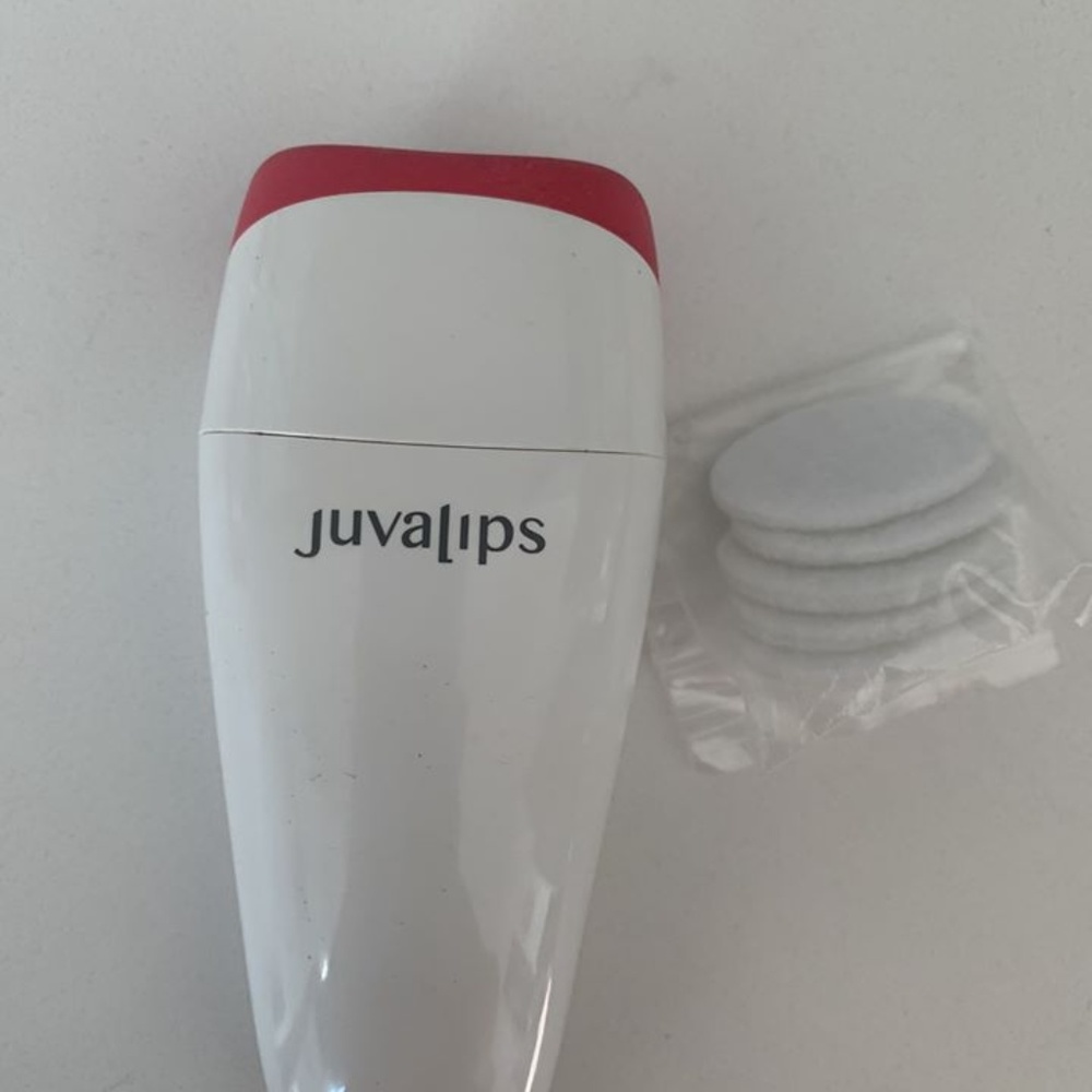 Juvalips lip pluming device